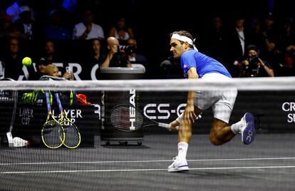 Roger Federer golpea la bola con sutileza para que pase la red suavemente durante el partido.