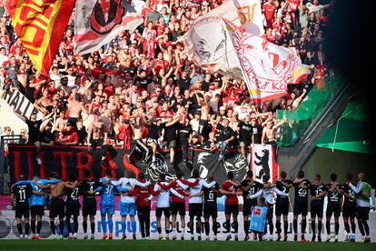 Los jugadores del Unión Berlín festajan con la grada su último triunfo en la Bundesliga ante el Colonia el pasado domingo.
