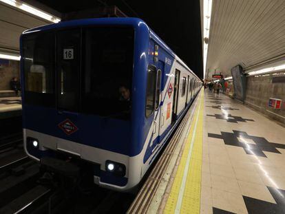 Vagones del Modelo 5.000 circulando por la Línea 9 de Metro de Madrid.