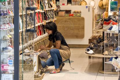 Una trabajadora en una tienda del centro de Madrid, a principios de agosto.