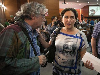 El nuevo presidente de la FAVB, Juan Camilo Ramos (izq.), habla con alcaldesa Ada Colau, en una foto de 2019.