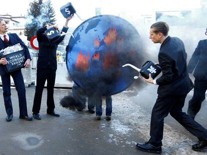Acto de protesta contra el calentamiento global este miércoles durante la reunión del Foro de Davos, en Suiza.