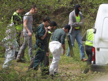 La Guardia Civil trata de localizar zulos etarras en la zona de Cegama (Gipuzkoa) en 2011. 