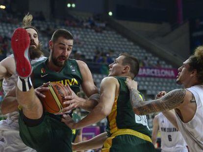 Valanciunas atrapa la pelota.