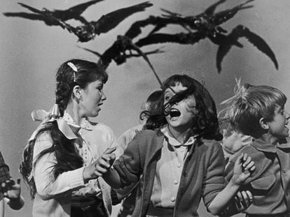 Un grupo de niños aterrorizados ante el ataque de un ave en un fotograma publicitario de 'Los pájaros', dirigida por Alfred Hitchcock en 1963.