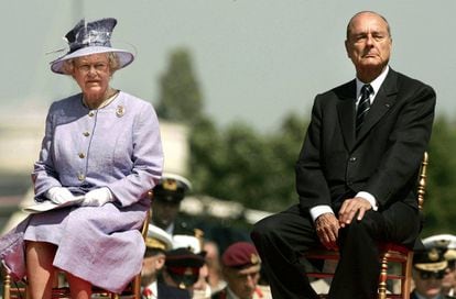 La reina Isabel II junto a Jacques Chirac, durante un acto conmemorativo de la Segunda Guerra Mundial en Bayeux (Francia), en 2004.