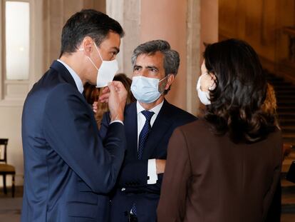 El presidente del Gobierno, Pedro Sánchez (izquierda), conversa con el presidente del Poder Judicial, Carlos Lesmes, y la ministra de Justicia, Pilar Llop, antes del homenaje de Estado a las víctimas de la pandemia celebrado este jueves en el Palacio Real, en Madrid.