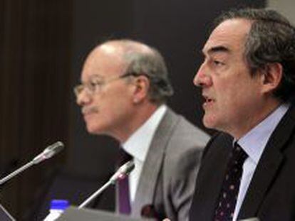 El presidente de la CEOE, Juan Rosell en primer plano, y el presidente del IEE, José Luis Feito. EFE
