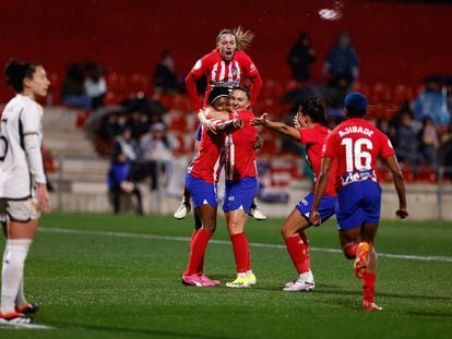 Jugadoras del Atlético de Madrid celebran su victoria sobre el Real Madrid en la Copa de la Reina.