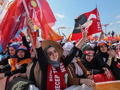 Simpatizantes del presidente turco, Recep Tayyip Erdogan, asisten a su mitin de campaña electoral en Estambul,