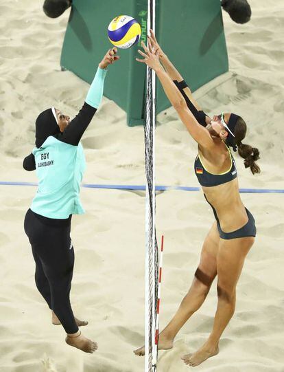 Doaa Elghobashy (Egipto) y Kira Walkenhorst (Alemania) durante el partido de voley, en las instalaciones de Río de Janeiro (Brasil).