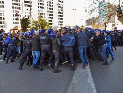 Policías argelinos reprimen la manifestación de este viernes en el centro de Argel, convocada de forma anónima en las redes sociales contra un quinto mandato del presidente Albdelatif Buteflika.  