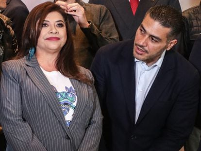Omar García Harfuch y Clara Brugada durante una conferencia de Morena, el 16 de octubre en Ciudad de México.
