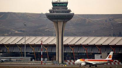 Terminal 4 y torre de control del aeropuerto de Barajas / Getty Images