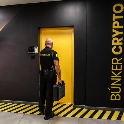 Un guardia junto a la sala de seguridad que Prosegur utiliza en la custodia de las claves de criptomonedas de sus clientes, en Vicálvaro (Madrid), el pasado jueves.