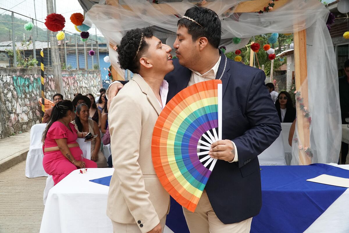 Oaxaca celebra primera boda igualitaria en comunidad indígena mixe