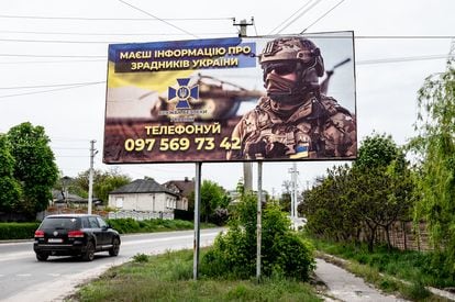 Un cartel que invita a unirse al ejército ucranio, en la carretera de entrada a Kupiansk, el pasado 10 de mayo.