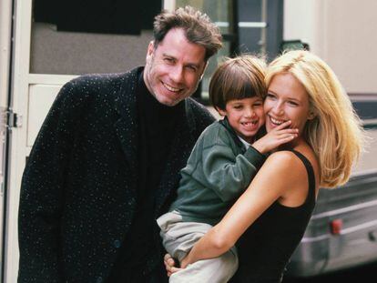 John Travolta con su hijo Jett (fallecido en 2009) y su esposa Kelly Preston (fallecida esta semana) en el set de 'Adictos al amor' en 1997, en la que participaba Preston.