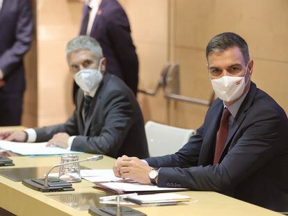 El ministro de Interior, Fernando Grande-Marlaska (i) y el presidente del Gobierno, Pedro Sánchez (d), durante la Comisión de Seguimiento del Plan de Lucha contra los Delitos de Odio este viernes.