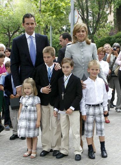 Los duques de Palma de Mallorca, Iñaki Urdargarín y la infanta Cristina, junto a sus hijos, Irene, Juan, Pablo y Miguel, antes de la ceremonia.