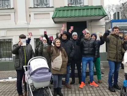 Protesta de parejas españolas ante el Consulado en Kiev, el jueves. En vídeo, declaraciones sobre el caso del Ministros de Asuntos Exteriores.