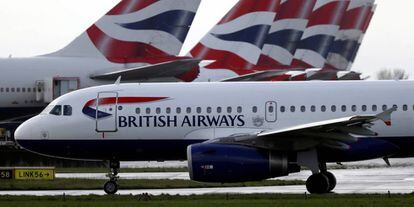 Aviones de British Airways aparcados en las cercanías de la terminal 5 del aeropuerto londinense de Heathrow.