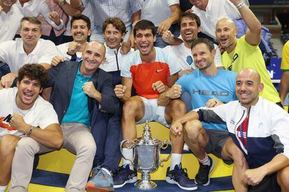 “Quiero seguir estando en lo más arriba del tenis durante mucho tiempo, como lo ha hecho el 'Big Three' [Nadal, Federer y Djokovic]. Para eso no hay que parar, hay que seguir y seguir, y es lo que voy a hacer”, señaló Alcaraz. “Ellos tienen 22, 21, 20… Yo estoy a la cola”. En la imagen, el tenista español festeja el título de Nueva York rodeado por los miembros de su equipo. 