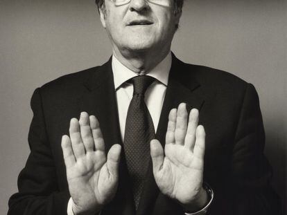 A Schommer y a Ángel Gabilondo, candidato del PSOE a la Comunidad, les unen muchas cosas. Entre ellas la calle de Chucurra en San Sebastián. Allí creció Gabilondo y allí el fotógrafo conoció a su esposa. “Cuando pase todo esto de las elecciones, te hago un retrato y nos tomamos un gin tonic”. “Vale”.