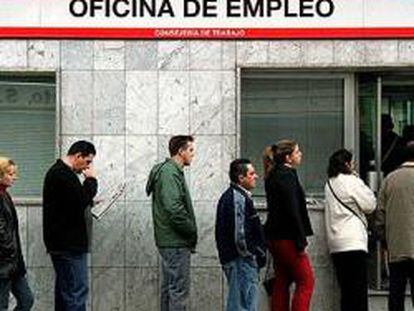 Cola de desempleados en una oficina de empleo