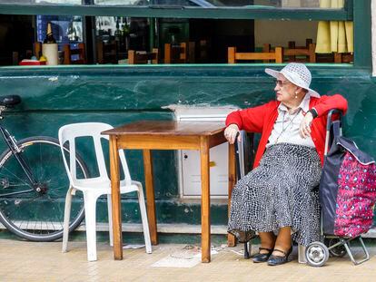 Una mujer descansa en San Telmo, Buenos Aires.