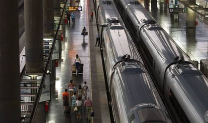 Dos trenes de alta velocidad en los andenes de la estación madrileña de Atocha.