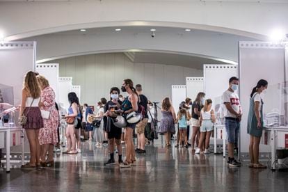 Sanidad ha empezado a vacunar sin cita previa este martes en el Museo Príncipio Felipe de Valencia. En el recinto se seguía vacunando con cita a los jóvenes de 12 a 19 años. 