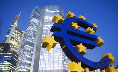 El símbolo del euro frente a la sede del Banco Central Europeo, en Fráncfurt (Alemania).