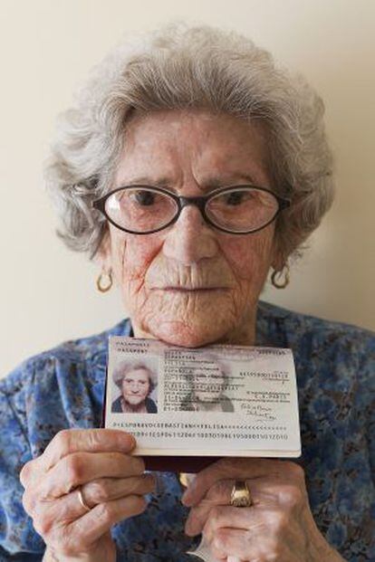 Felisa Bravo muestra su pasaporte el a&ntilde;o pasado.
