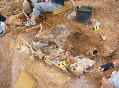 Restos humanos hallados en una fosa común en Santalla (León) donde yacen al menos cinco fusilados en septiembre de 1936