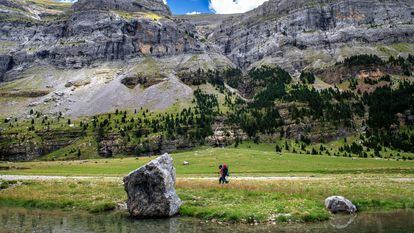 Dos senderistas en el valle de Ordesa, en el Pirineo de Huesca.