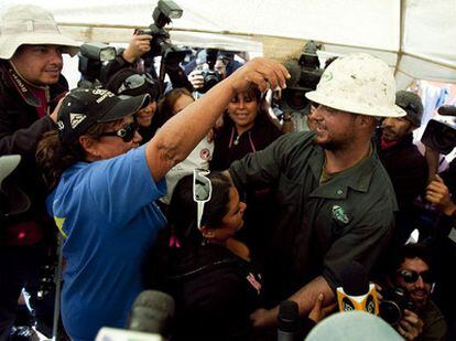 Los familiares de los mineros chilenos se abrazan con los perfadores