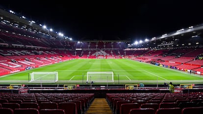 Imagen del campo y las gradas de Old Trafford, antes de un partido de Premier League.