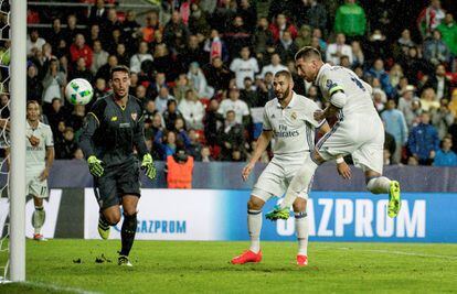 El defensa central del Real Madrid cabecea un balón en la final de la Supercopa de Europa ante el Sevilla.