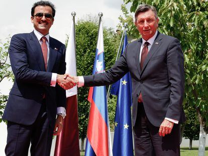 El emir de Qatar, Tamim bin Hamad al Thani, junto al presidente de Eslovenia, Borut Pahor, este lunes en Liubliana.