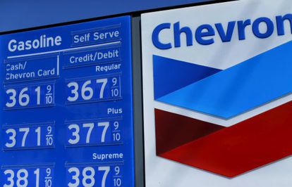 Precio de la gasolina en una estaci&oacute;n de servicio de Chevron