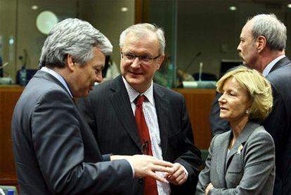 Salgado habla con el ministro de Finanzas belga, Didier Reynders (izquierda) y el comisario de Asuntos Monetarios, el finlandés Olli Rehn.