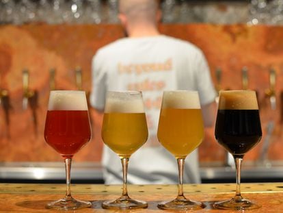Diferentes tipos de cerveza de Brasserie Surréaliste, abierta en primavera de 2021 en Bruselas. Foto proporcionada por el establecimiento.