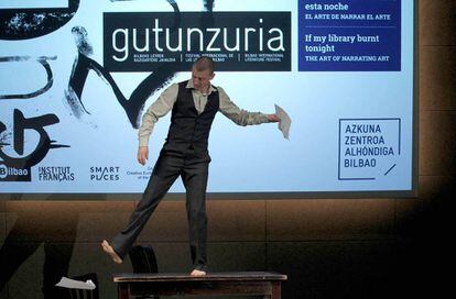 Una actuación durante la presentación del festival de las letras Gutun Zuria de Bilbao.