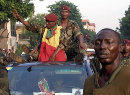 Moussa Dadis Camara, que lidera un golpe de Estado en Guinea, saluda a las multitudes en su paseo triunfal por las calles de Conakry ayer