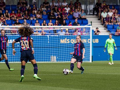 Keira Walsh le pasa el balón a Vicky López en el partido entre el Barcelona y el Granadilla.