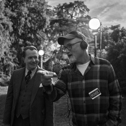 Gary Oldman, left con David Fincher en el rodaje de 'Mank'.