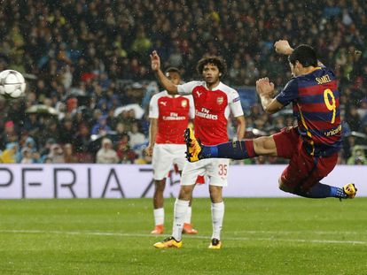 Su&aacute;rez marca el segundo gol del Bar&ccedil;a ante el Arsenal. 
