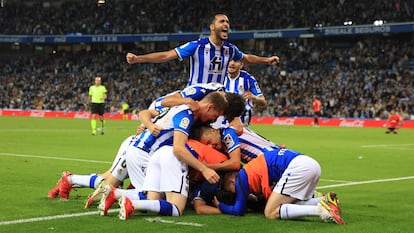 Futbolistas de la Real Sociedad celebran un tanto en un partido liguero contra el RCD Mallorca, el pasado octubre.