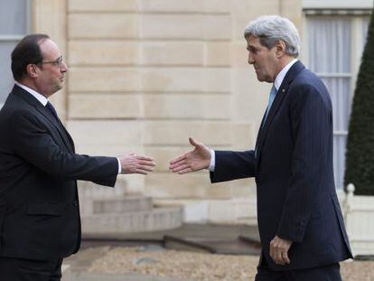 El presidente franc&eacute;s, Fran&ccedil;ois Hollande, saluda al secretario de Estado de EE UU, John Kerry, este martes en Par&iacute;s.
